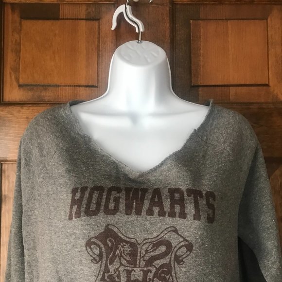 Alternative Earth Hogwarts Alumni w/School Crest Gray V-Neck Sweatshirt Large - Picture 3 of 12